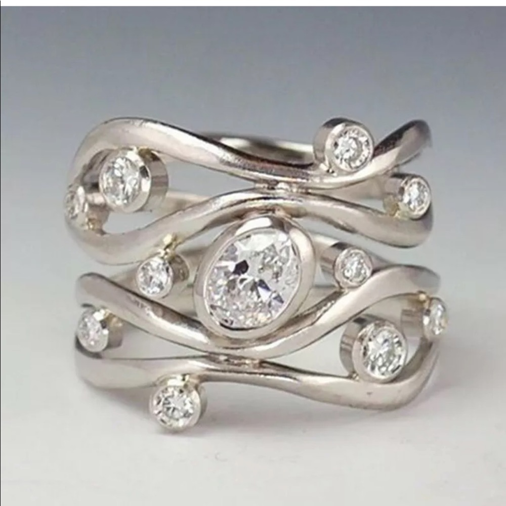 ♡Women’s silver simulated diamond statement ring♡